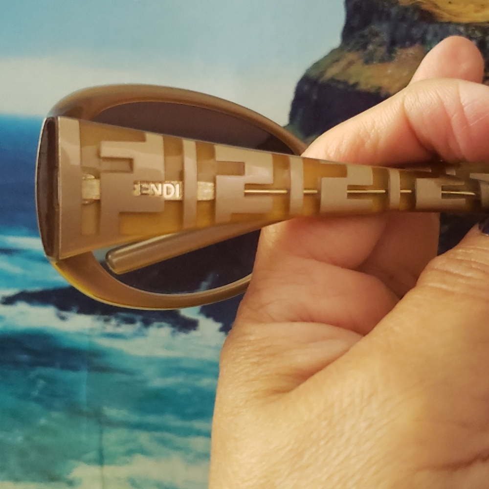 Fendi Sunglasses with fendi Logo